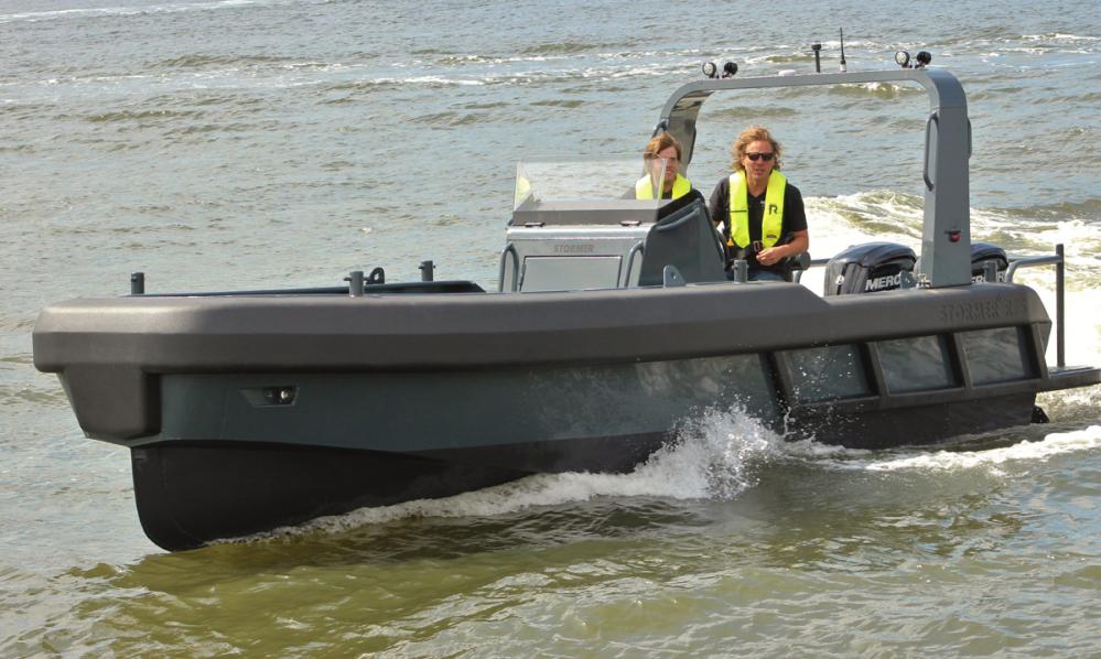 Lichtgewicht fender systeem voor Stormer marine's Rescue75 Outboard werkboot.